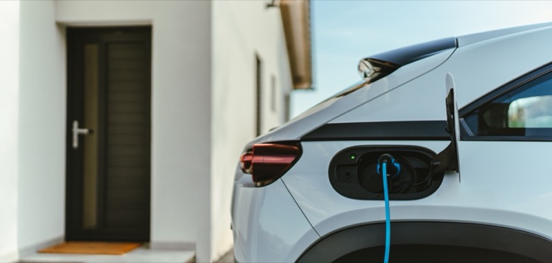 Elektroauto wird zuhause an der Wallbox geladen – auch im Winter zuverlässig