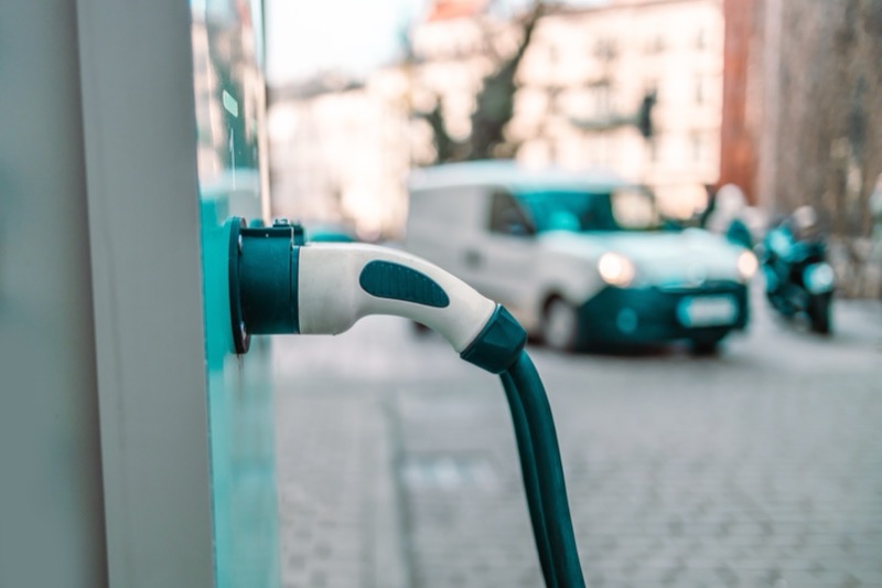 Moderne Wallbox-Ladestation — Fördermöglichkeiten in Baden-Württemberg